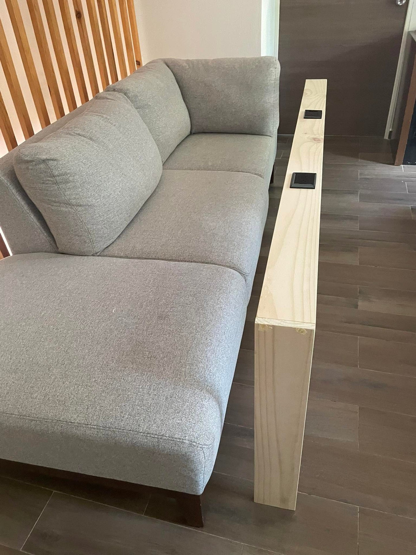 Mesa Repisa Inteligente para Respaldo de Sofá